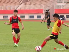 包含39岁重返东亚杯，大学校队到世界杯铁闸，如何缔造亚洲足球传奇？的词条
